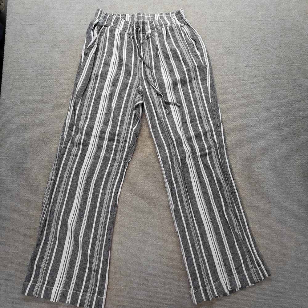 Briggs Wide Leg Crop Pants Size MEDIUM Linen Blend Black Vertical Stripe Pull On
